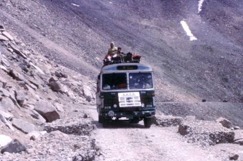 Indijoje visureigiui įkritus į kanalą žuvo 20 žmonių 